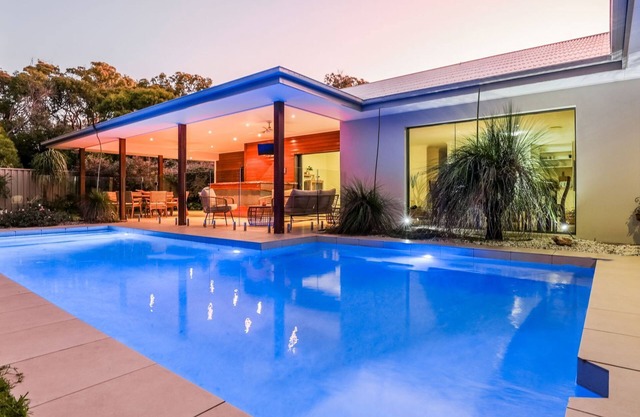 SUNSET SHORES - Holiday home with pool