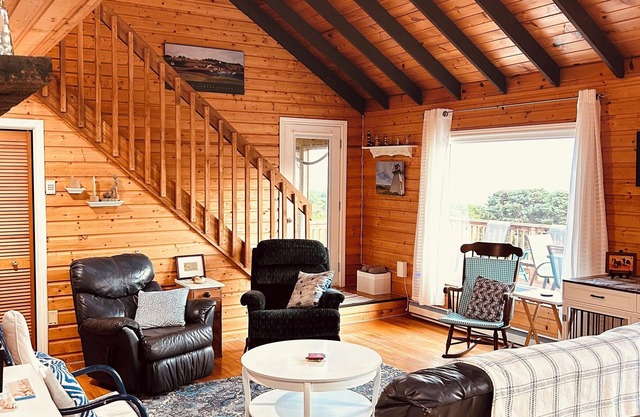 Sunset View Cottage. South Shore of PEI. Sleeps 7. Pet friendly!