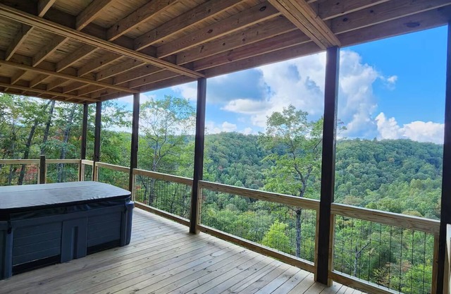 Sunsets 4ever Cabin- 360 views 2-bedroom cabin with WiFi & Hot Tub