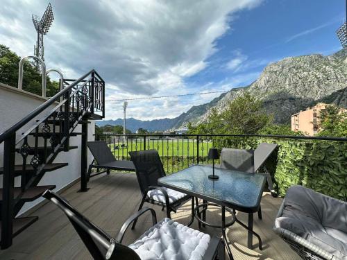 Sunshine Apartment with Private Pool and Parking