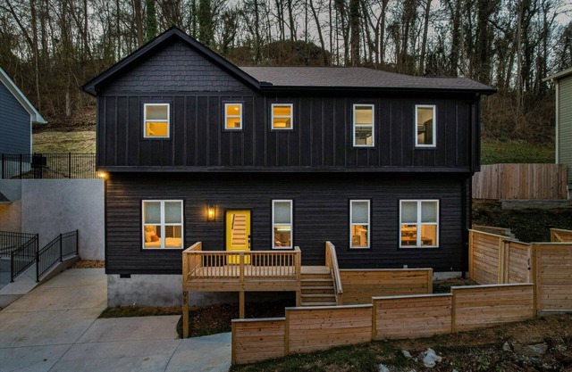 Sunshine on Hedgewood, 4 bedrooms 3 and a half baths. Minutes from Downtown