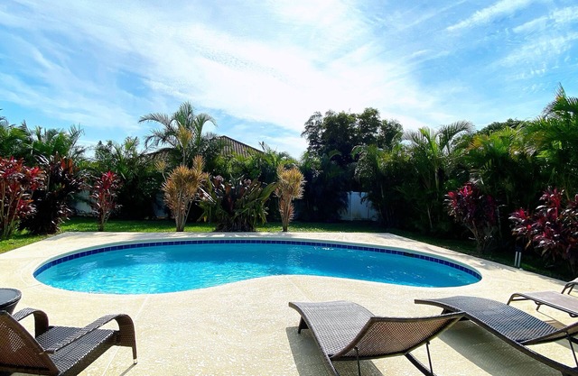 Sunshine Retreat with heated Saltwater pool. Minutes to gulf beaches and IMG