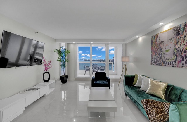 Supa-Fly! 2 bedroom, Fully Renovated, Direct Water Views!