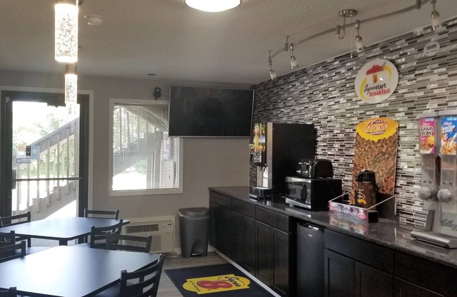 Super 8 by Wyndham Brownsburg