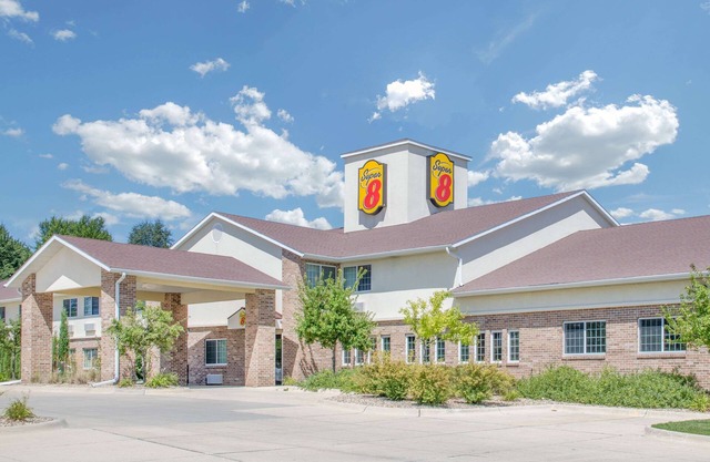 Super 8 by Wyndham Cedar Falls IA - University