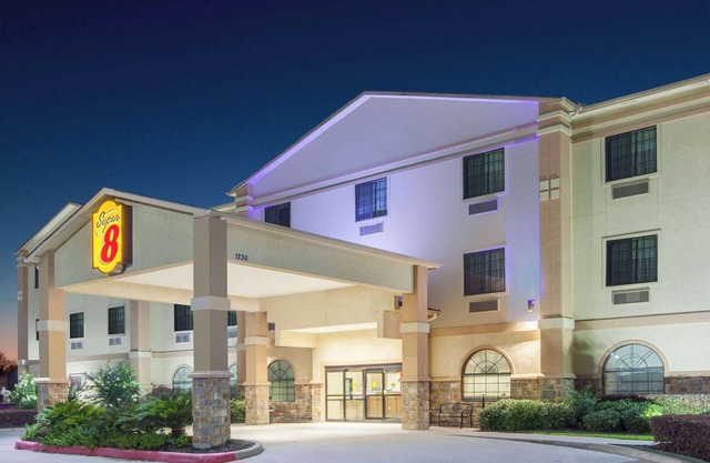 Super 8 by Wyndham IAH West/Greenspoint