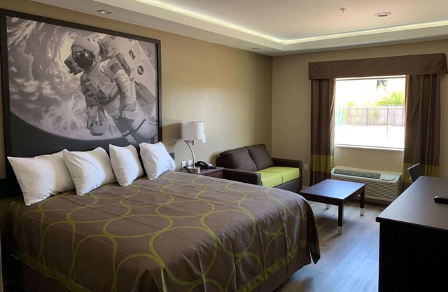 Super 8 by Wyndham Kingwood Houston North