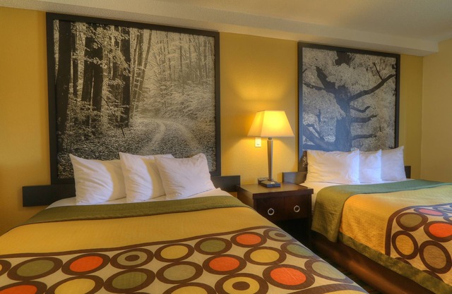 Super 8 by Wyndham Mt. Pleasant