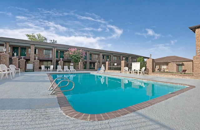 Super 8 by Wyndham Universal City