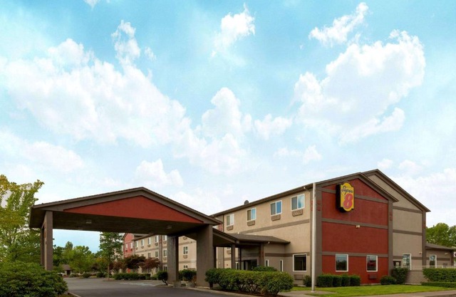 Super 8 by Wyndham Woodburn