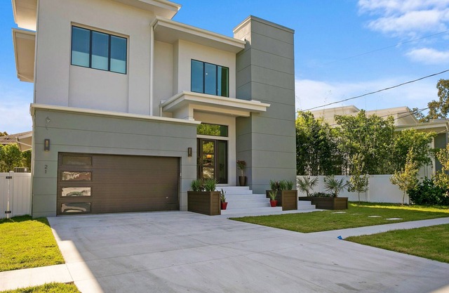 SUPER BOWL STUNNER ON TAMPA'S CELEBRITY ROW!