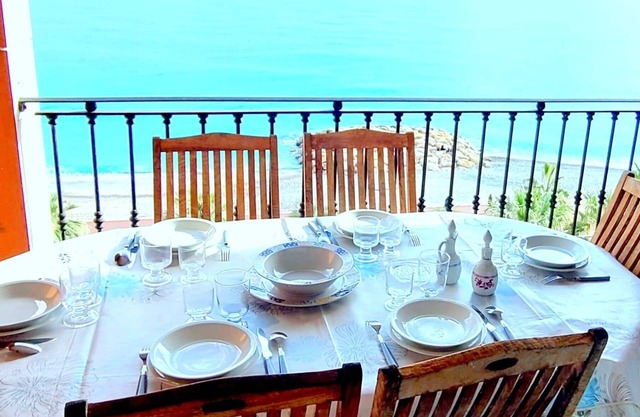 Superb air-conditioned flat on the 7th floor facing the sea.