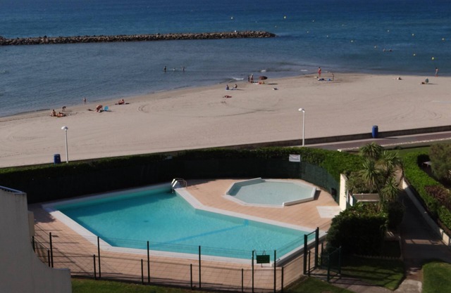 Superb apartment in luxury residence, swimming pool, view, seafront, private parking