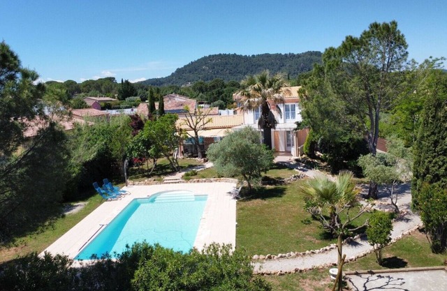 superb house for 10 people, air conditioning, swimming pool, playground