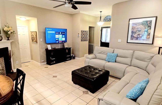 Superb,Pet friendly. Big Backyard on Greenbelt. HEB Center. ATX Kalahari,183