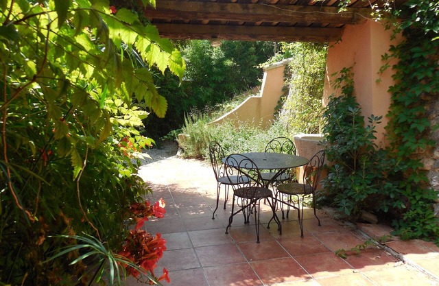 Superb renovated apartment in lower villa with private garden
