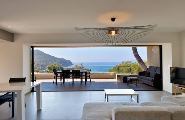 Superb villa overlooking the bay, panoramic sea view, swimming pool, beach 5min