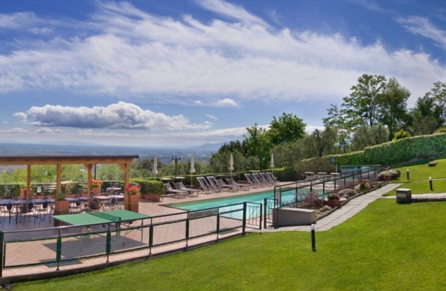 Superb villa at short distance from Montecatini. Pool, basketball court, soccer, ping-pong, mountain