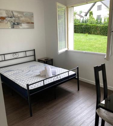Superbe chambre parentale avec sa propre salle de bains avec douche et wc privés, cuisine et Wifi