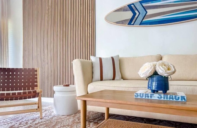Surf Shack! Pool table! Fire Pit! 10 min to beach!