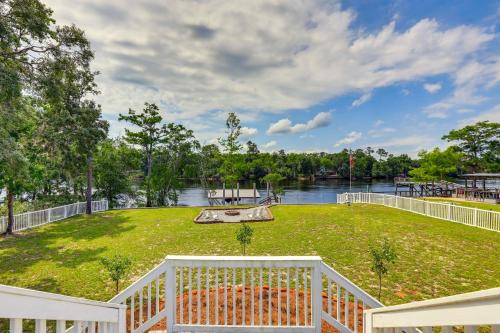Suwannee River Retreat Dock and Screened Porch!