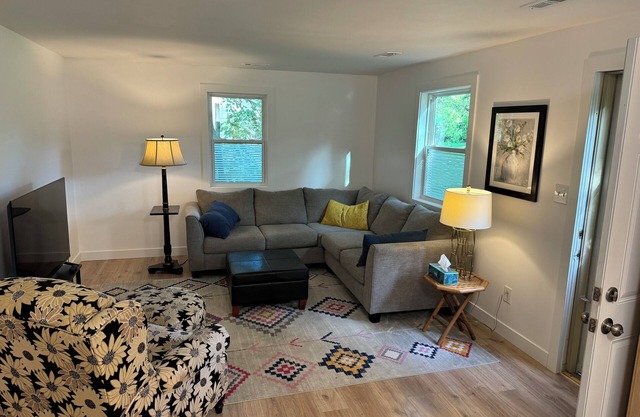 Suzie’s Place—-Charming 2-bedroom house in Lawrence. Minutes north of Downtown.