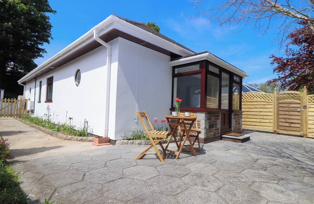 SWANS NEST, pet friendly, country holiday cottage in Falmouth