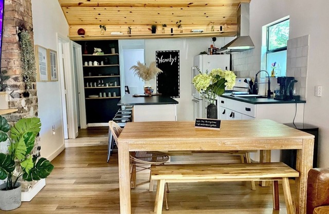 Sweet Bungalow. Super Location. Walkability