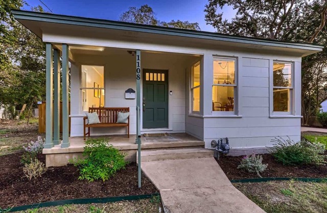 Sweet Sage Cottage in Old Town Close to the Square
