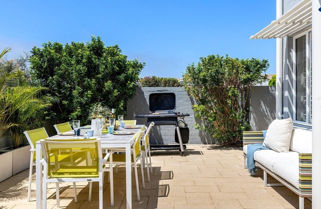 Swell – walk to Fingal Bay Beach, swimming pool, outdoor BBQ entertaining