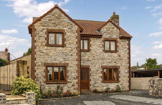 Swift Cottage, dog friendly, walk onto the Somerset Levels and find RSPB nsites