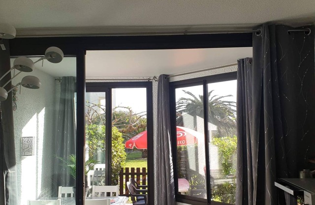 Swimming pool, apartment in residence on ground floor, free parking opposite.