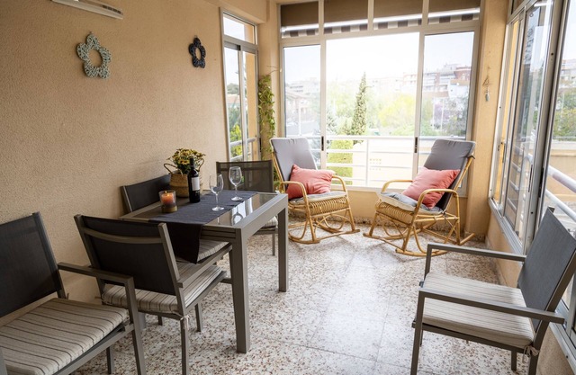 Swimming pool, tennis, parking wifi 100 mts from the beach. Centrally located. Suitable for pets. AACC