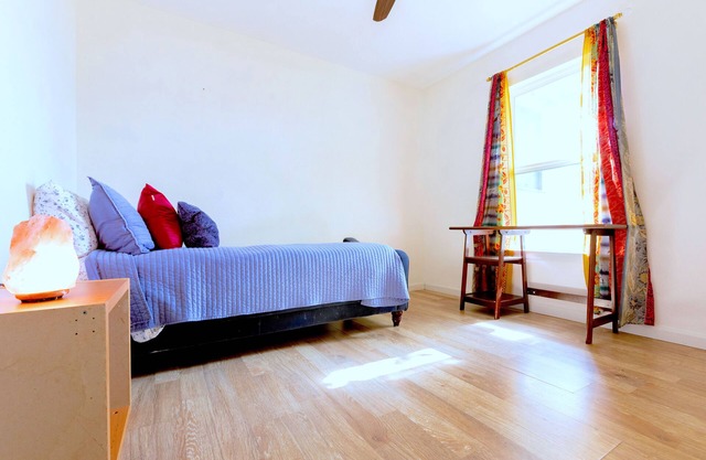 SXSW!~Charming 3-bedroom house with AC and WiFi in marvelous Austin!~