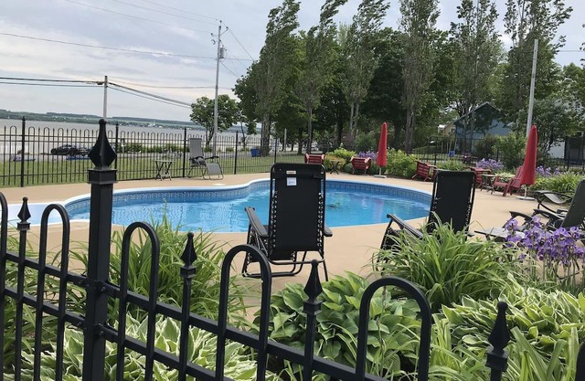 The Vilmont Beach Chalets St-Jean with views and access to the River, 20 minutes from Qc