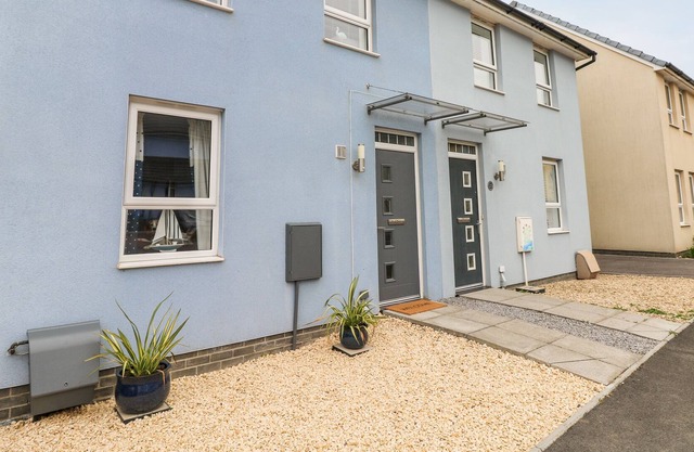 T? GLAS, pet friendly, country holiday cottage in Ogmore-By-Sea