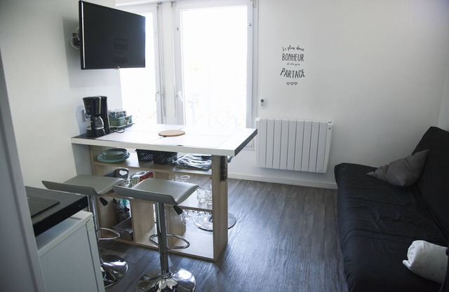 T1 bis renovated and furnished new, 10 minutes walk center valves and train station
