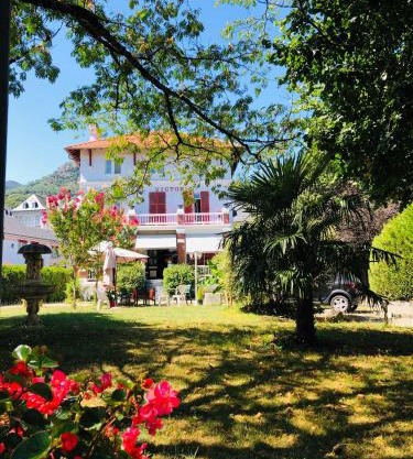 T2 avec terrasse vue Hautacam dans villa historique "Victoria"