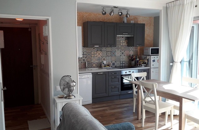 T2 bis classified * of 45m2, quiet, near train station, market and beaches, prkg, wifi
