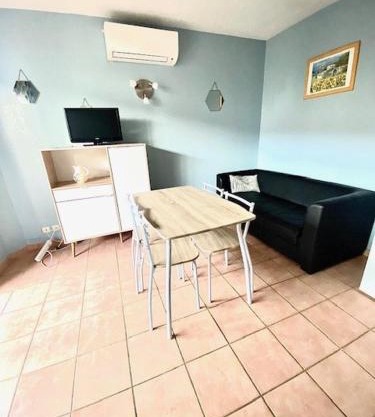 T2 cabine avec piscine collective, parking, climatisation, pour 4 personnes