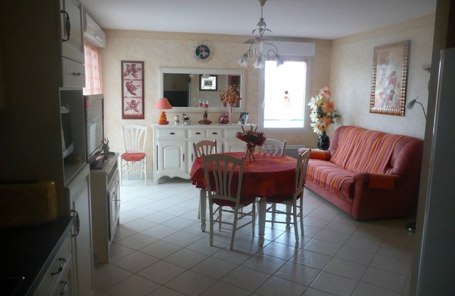 T2 classified 3*-46m2 quiet and secure-Large garage-sea at 10mn.walk-station at 400m