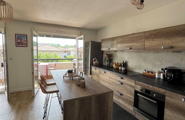 T2Anglet Brindos district quiet Basque residence with trees and swimming pool