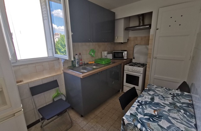 T4 Apartment with sunny balcony near gare st Charles Marseille
