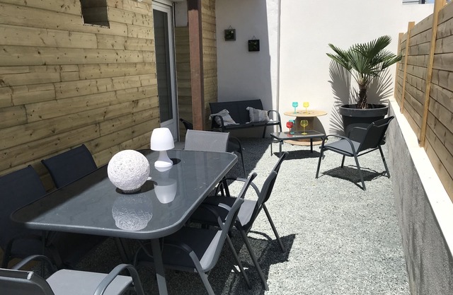 T4 with courtyard and SPA 400m from the beach
