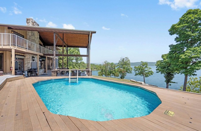 Table Rock Lake Access, Pvt Outdoor Pool, Pvt Hot Tub, $400 of Daily Tickets, Panoramic Views