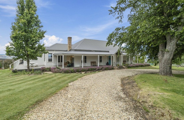 Tabletop Farm: 4 BR, 2 BA House in Tolmie, Sleeps 11