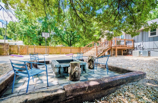 Tailgate House Near Stadium! Fire pit, basketball ct, pool table! Cozy and fun!
