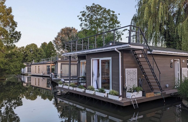 Tamanzi Taggs, floating home on idyllic island & sauna -Hampton Court & Richmond