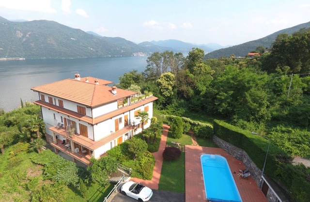 Tasteful 2 bedroom apartment in a small residence with pool