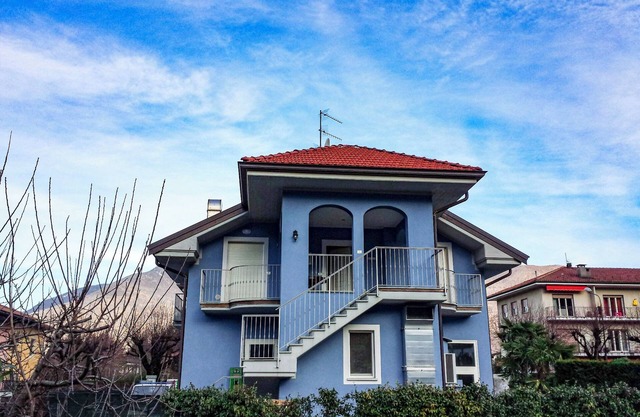 Tastefully refurbished 5-room apartment with 2 bathrooms and 4 balconies
